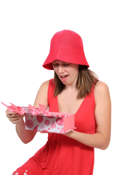 Roztomilý teen v Brčál barevné šaty s dárkem — Stock fotografie