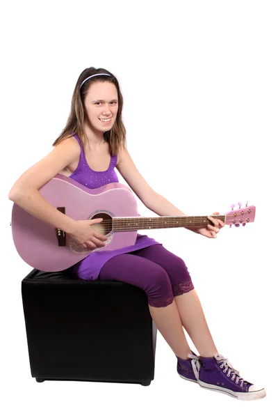 Adolescente Menina Toca Acorde Guitarra Roxa — Fotografia de Stock