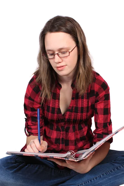 高校や大学の白い背景の上の彼女の宿題をして 紙に書くことができる若い十代の少女 — ストック写真