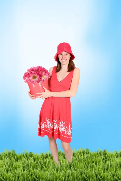 Adolescente bonito em um vestido periwinkle na grama — Fotografia de Stock
