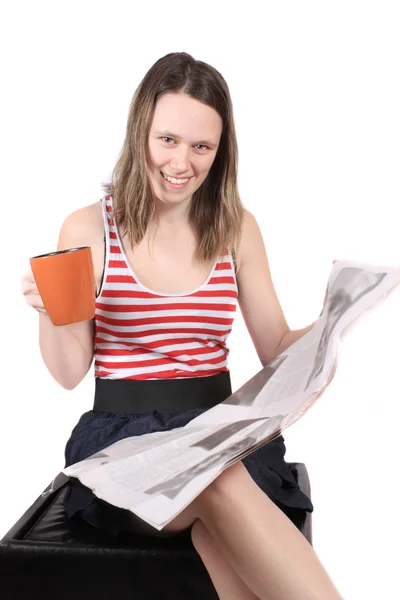 Meisje met koffie en krant — Stockfoto
