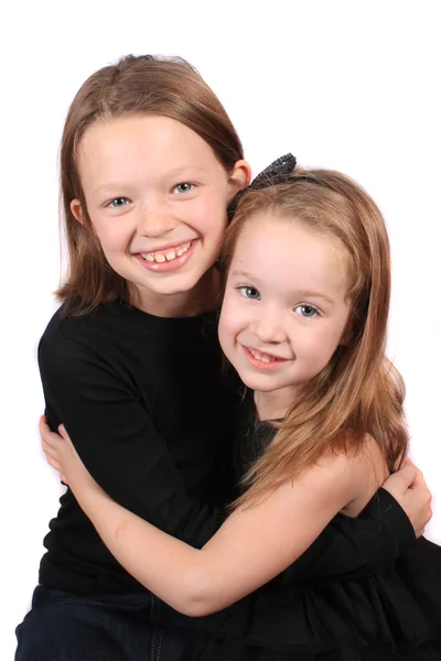 Duas Meninas Bonitas Irmãs Abraçando Fundo Branco Dez Outro Anos — Fotografia de Stock