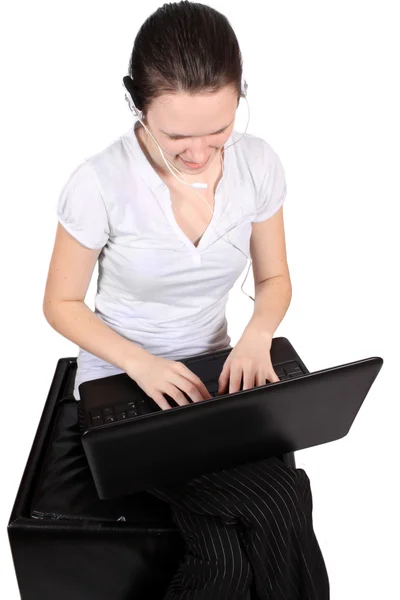 Atractiva chica auricular con ordenador portátil — Foto de Stock