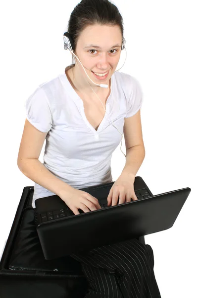 Attraktives Headset-Mädchen mit Laptop — Stockfoto