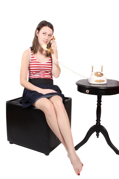 Підліток розмовляє по старомодному телефону — стокове фото