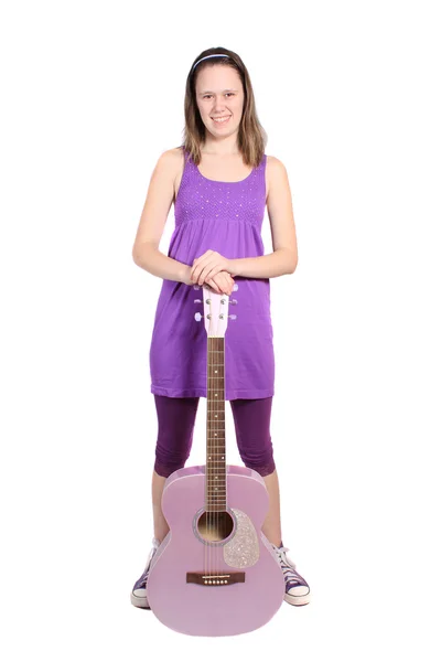 Mädchen mit lila Akustikgitarre — Stockfoto
