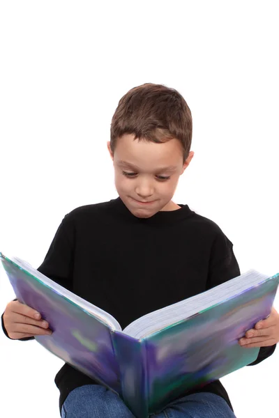 Kleiner Junge liest Schulbuch — Stockfoto