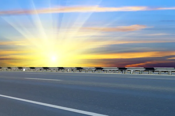 Vägen; asfalterat; Sunrise — Stockfoto