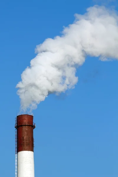 Pipe fabriken rök utsläpp — Stockfoto
