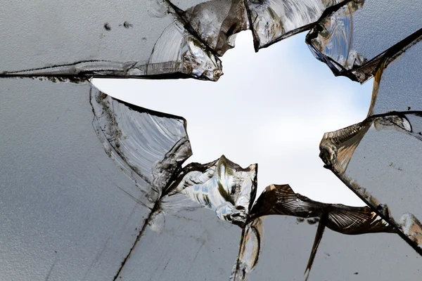 Fendas buraco quebrado de vidro — Fotografia de Stock