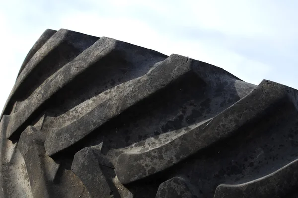 Колесо гуми старі ізольовані — стокове фото
