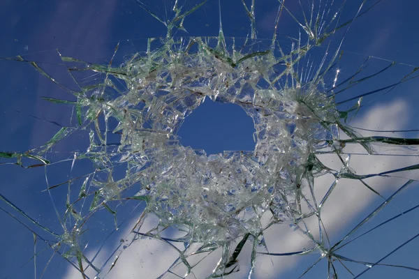 Grietas de vidrio roto agujero — Foto de Stock