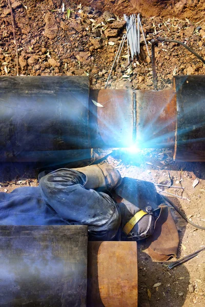 Worker welder pipe — Stock Photo, Image