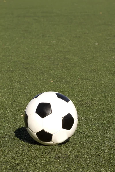 Bola de futebol couro esportivo — Fotografia de Stock
