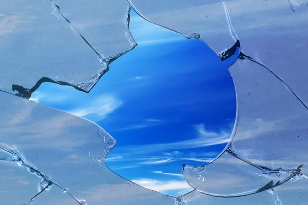 Vidro céu buraco quebrado — Fotografia de Stock