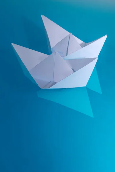Schiffe Spielzeugpapier schwimmt — Stockfoto