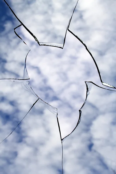 Vidro de janela furo quebrado — Fotografia de Stock