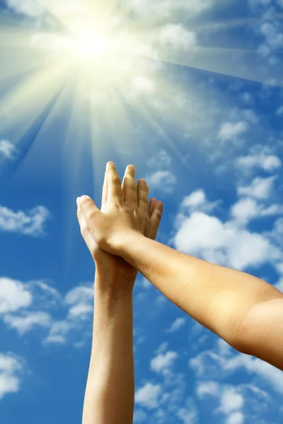 Руки женского неба солнца — стоковое фото