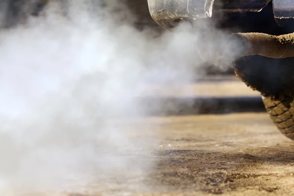 Potrubí výfuku automobilu kouře emisí — Stock fotografie