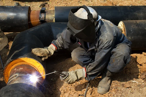 Worker welder repair pipeline — Stock Photo, Image