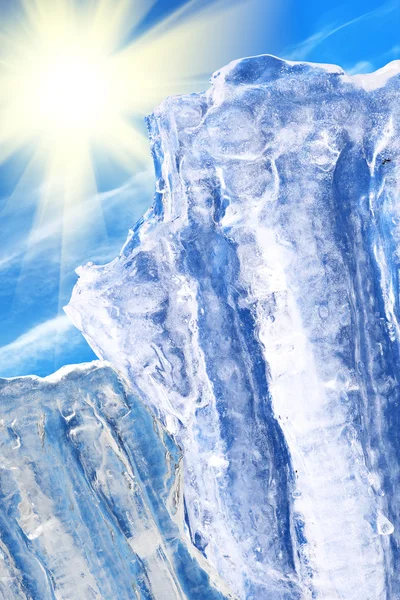 氷空日の出雲氷山 — ストック写真