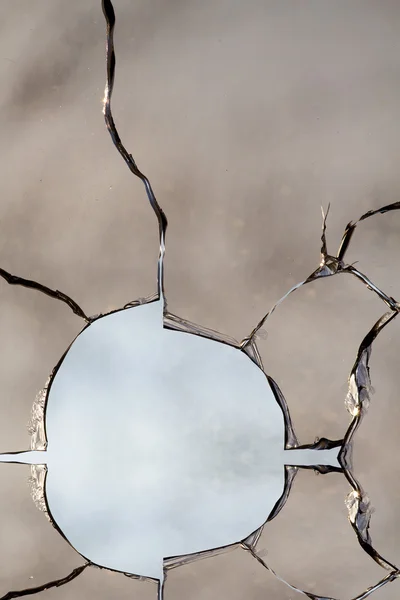 Hål glas sprickor skott — Stockfoto