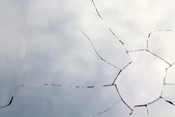 Buraco, rachaduras de vidro quebrado — Fotografia de Stock