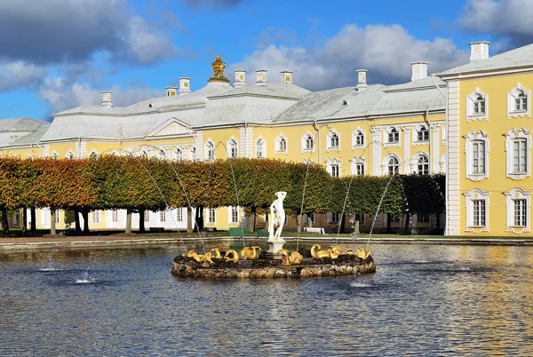 Peterhof. östra torget dammen — Stockfoto