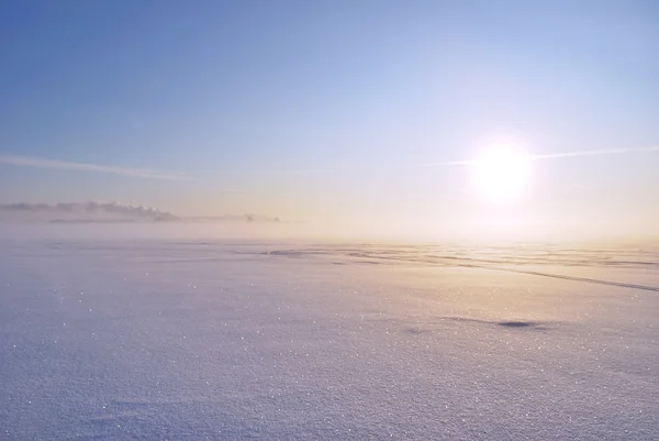 Солнце, зимний туман и сверкающий снег — стоковое фото