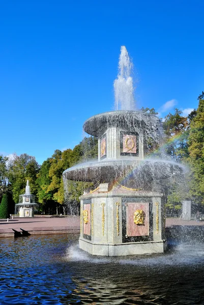 Romeinse fonteinen en een regenboog. Peterhof — Stockfoto