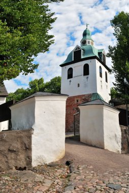 Porvoo, Finlandiya. eski taş kilise kapısı ve çan kulesi