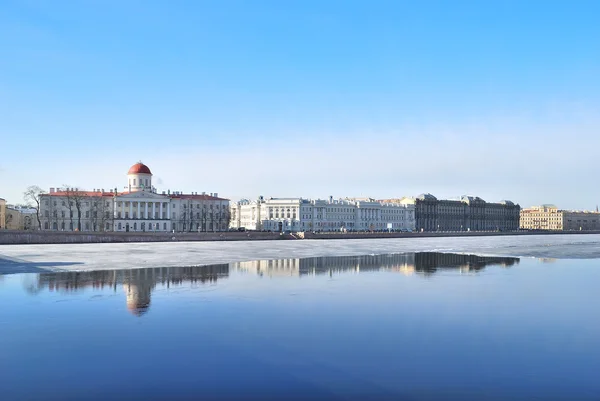 サンクトペテルブルク。マラヤ ネヴァ岸壁 — ストック写真