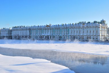 St. petersburg. soğuk güneşli kış günü Kış Sarayı ve neva Nehri