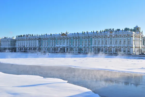 サンクトペテルブルク 日当たりの良い冬の寒い日で冬宮殿 ネヴァ川 — ストック写真