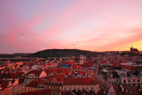 Prag. gamla stan i solnedgången — Stockfoto