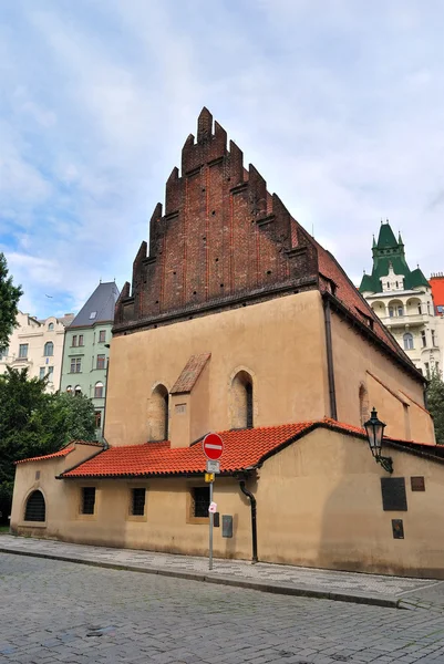 Praga. Sinagoga antiga e nova — Fotografia de Stock