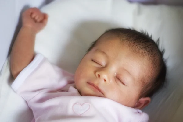 Yeni doğan bebek kız yatakta — Stok fotoğraf