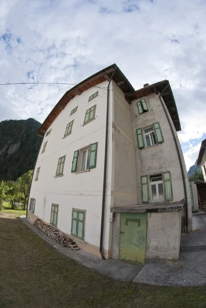 Typiska Dolomiterna house, Italien — Stockfoto