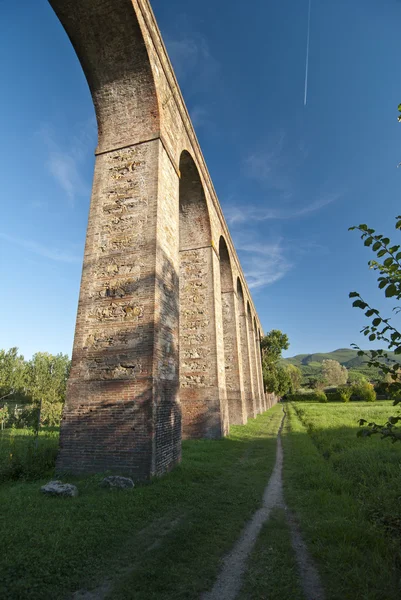 Antika akvedukten i lucca, Italien — Stockfoto