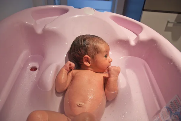 Bebé recién nacido y su primer baño — Foto de Stock