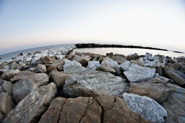 Скалы над морем, Пиза — стоковое фото