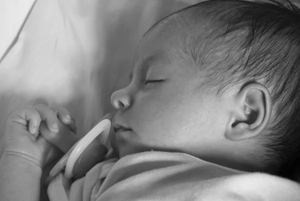 Новорожденная девочка спит — стоковое фото