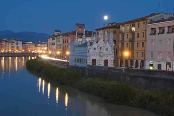 Noche en Pisa, Lungarni Ver —  Fotos de Stock