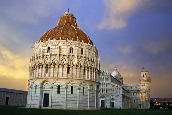 Blick auf das Baptisterium auf der Piazza dei miracoli, Pisa — Stockfoto