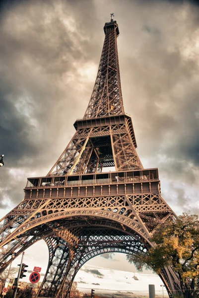 Vista de baixo para cima da Torre Eiffel, Paris — Fotografia de Stock