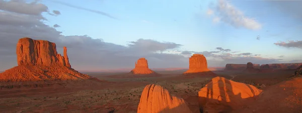 Monument valley bij zonsondergang — Stockfoto