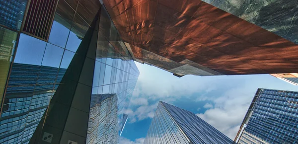 New york city wolkenkrabbers met reflecties — Stockfoto