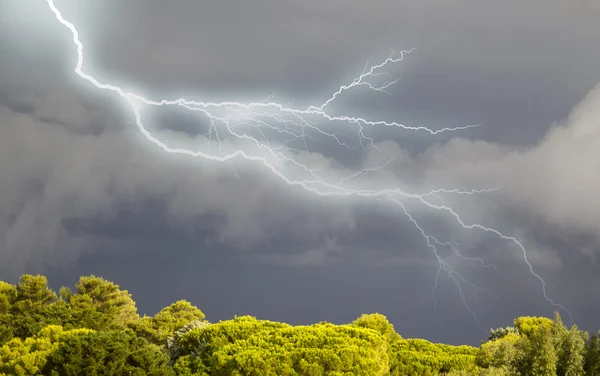 コルシカ島に近づいている雷雨 — ストック写真