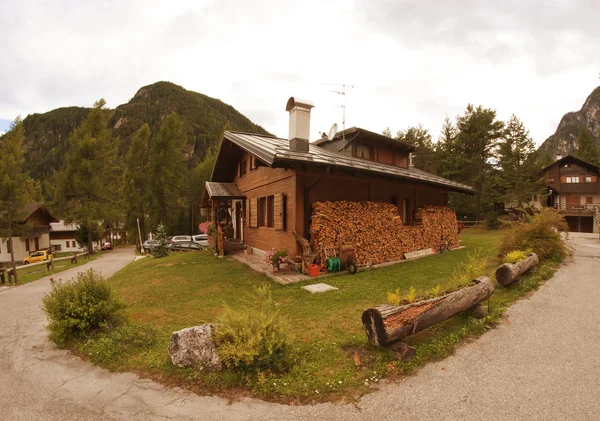 Typické Dolomity house, Itálie — Stock fotografie