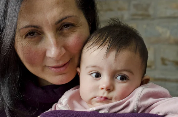 Mãe Abraçando Sua Filha Com Amor Itália — Fotografia de Stock